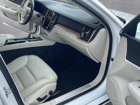 Used 2022 Volvo S60 B5 Momentum w/ Premium Package image 25