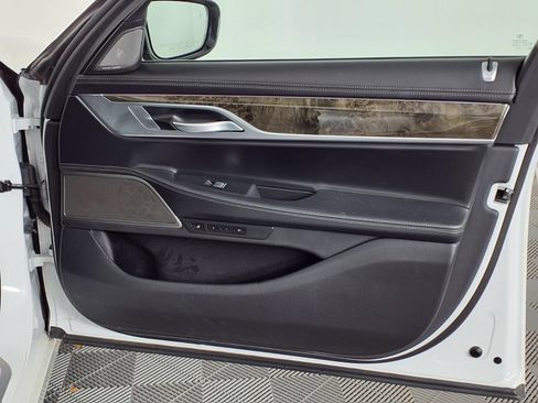 Used 2022 BMW 740i w/ Premium Package RWD image 8