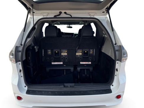 Used 2016 Toyota Sienna SE FWD image 19