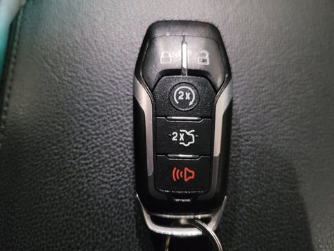 Used 2017 Ford Explorer XLT w/ Equipment Group 202A AWD/4WD image 32