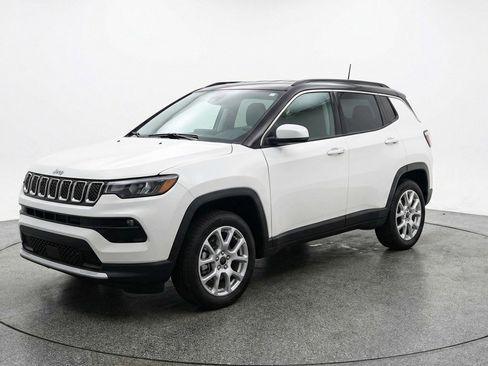 Used 2025 Jeep Compass Limited AWD/4WD image 3