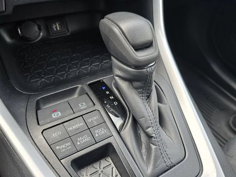 Used 2025 Toyota RAV4 XLE AWD/4WD image 27