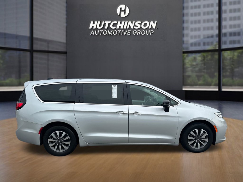 Used 2024 Chrysler Pacifica Limited FWD image 8
