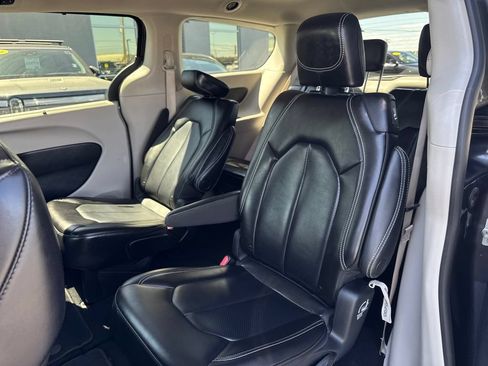 Used 2023 Chrysler Pacifica Touring-L FWD image 23