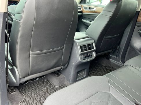 Used 2024 Volkswagen Atlas SE AWD/4WD image 36