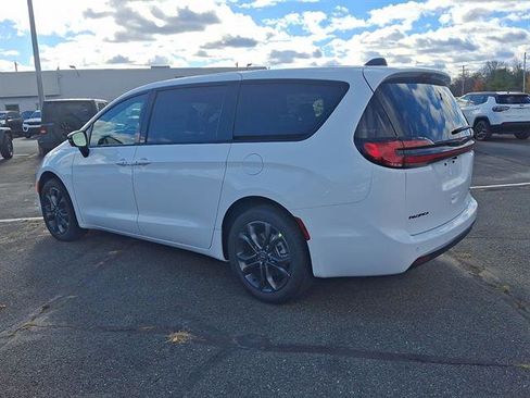 New 2026 Chrysler Pacifica Select image 3