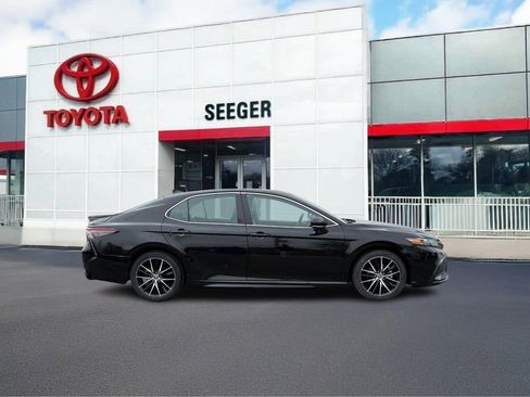 Used 2024 Toyota Camry SE image 2