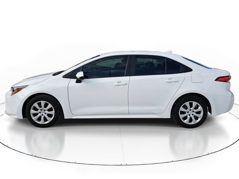 Used 2025 Toyota Corolla LE image 3