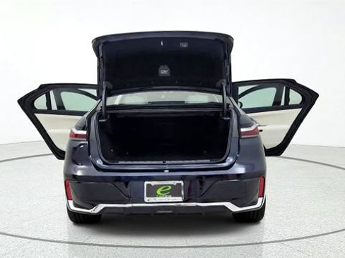 Used 2025 BMW i7 xDrive60 AWD/4WD image 18