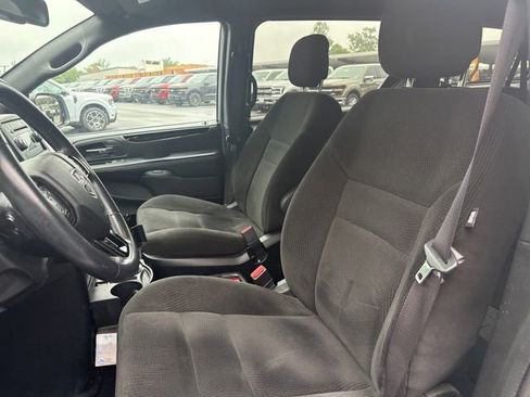 Used 2016 Dodge Grand Caravan SE FWD image 9