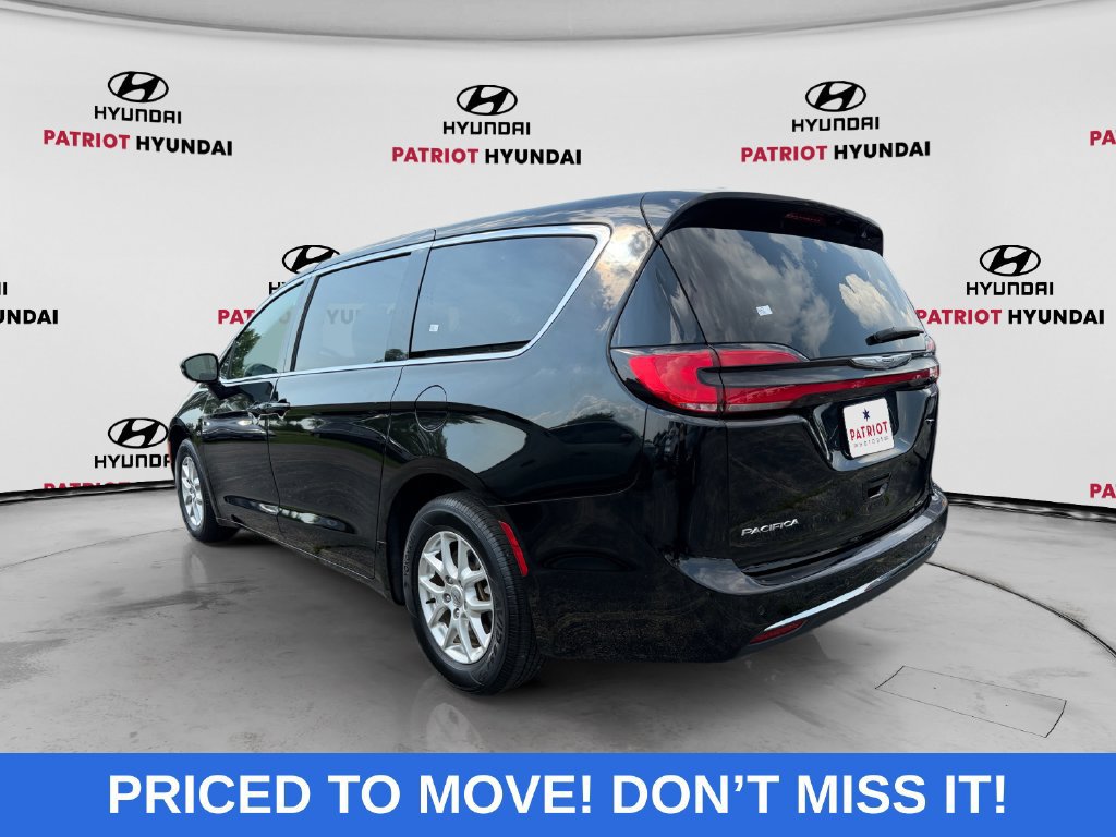 Used 2025 Chrysler Pacifica Select FWD image 5