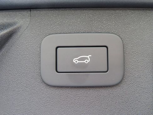 Used 2023 Land Rover Discovery Sport SE image 24