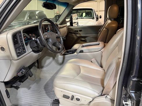 Used 2005 GMC Sierra 2500 SLT w/ Heavy-Duty Power Package AWD/4WD image 26