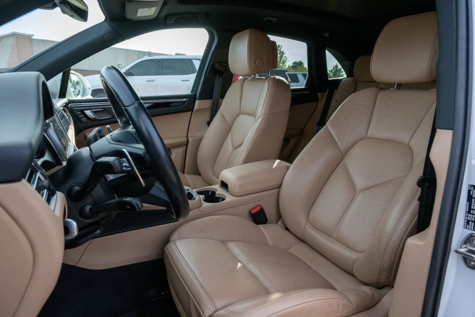 Used 2024 Porsche Macan w/ Premium Plus Package AWD/4WD image 36