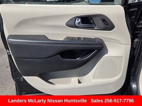 Used 2023 Chrysler Pacifica Touring-L FWD image 24