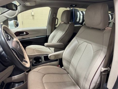Used 2020 Chrysler Pacifica Limited image 5
