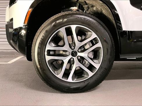 New 2026 Land Rover Defender 130 X-Dynamic SE image 10