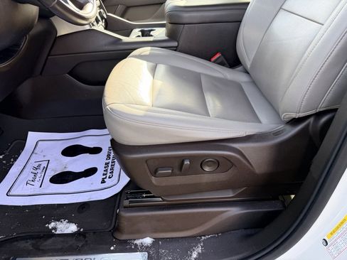 Used 2023 Chevrolet Suburban LT w/ Luxury Package image 15