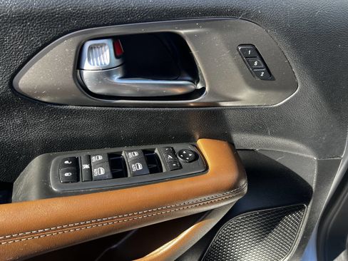 Used 2020 Chrysler Pacifica Limited image 12