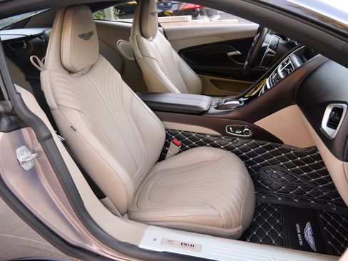 Used 2023 Aston Martin DB11 Coupe image 12