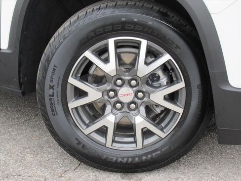 Used 2021 GMC Acadia SLE w/ Driver Convenience Package image 7