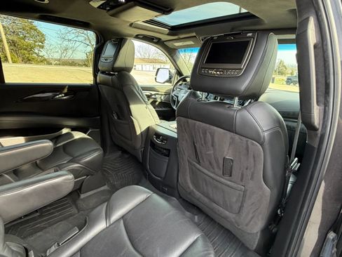 Used 2017 Cadillac Escalade ESV Platinum image 47