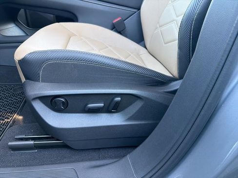 Used 2024 Volkswagen Atlas Cross Sport SE image 12