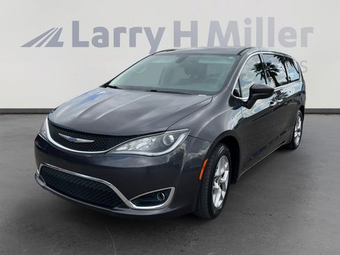 Used 2018 Chrysler Pacifica Touring Plus w/ Tire & Wheel Group FWD image 1