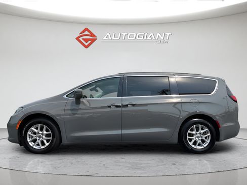 Used 2022 Chrysler Pacifica Touring-L FWD image 3