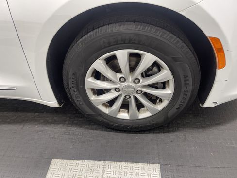 Used 2017 Chrysler Pacifica Touring-L image 27