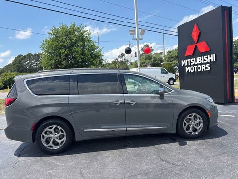 Used 2022 Chrysler Pacifica Limited FWD image 2