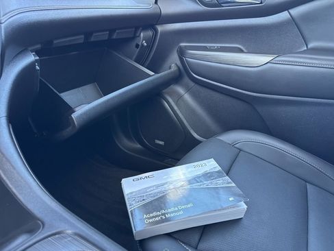 Used 2023 GMC Acadia SLT image 43