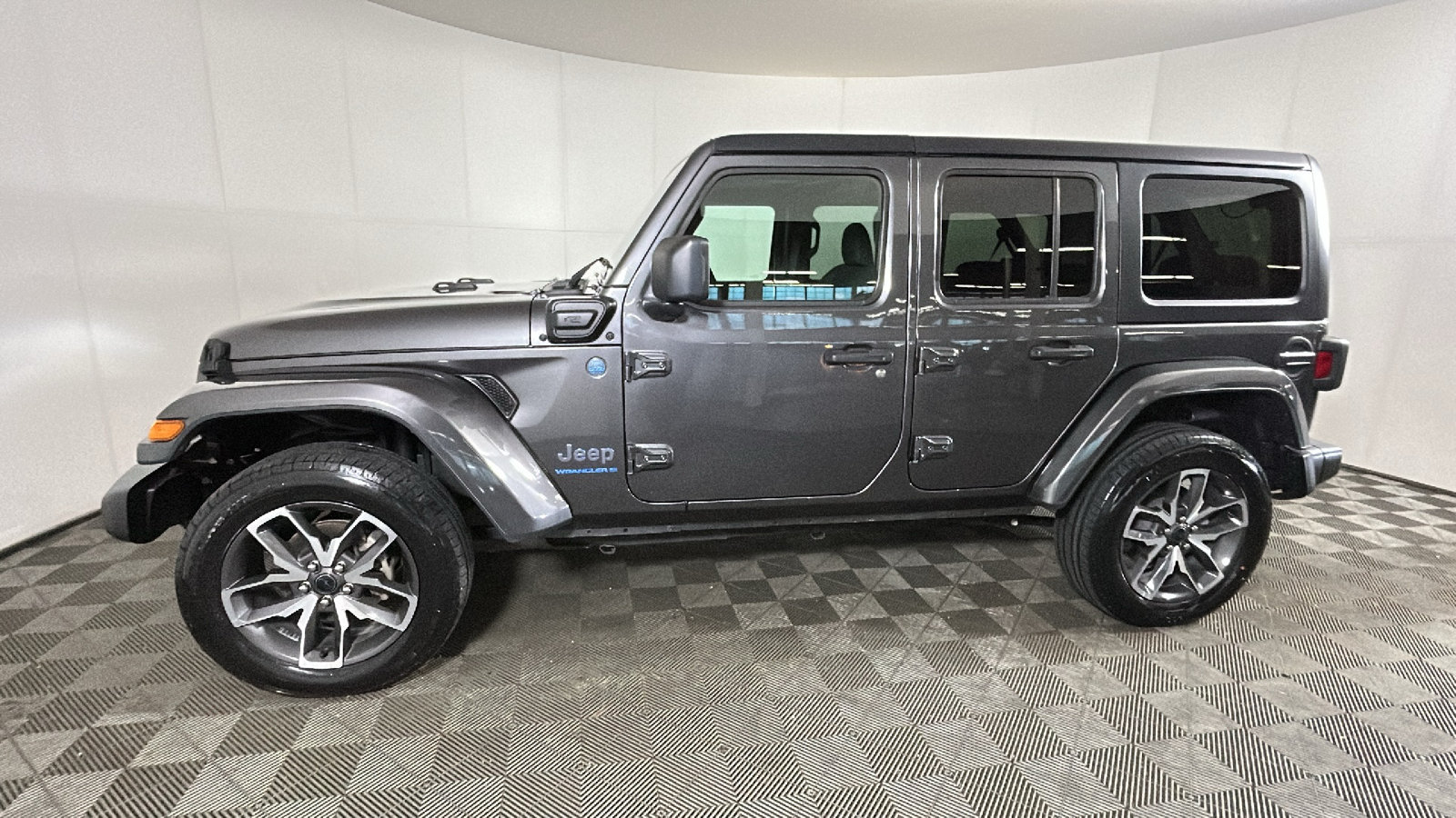 Used 2024 Jeep Wrangler Unlimited w/ Convenience Group AWD/4WD image 7