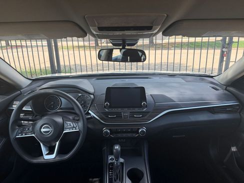 Used 2025 Nissan Altima 2.5 SV FWD image 34