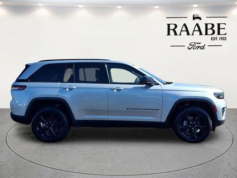 Used 2023 Jeep Grand Cherokee Altitude AWD/4WD image 8