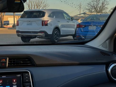 Used 2025 Nissan Versa SV image 35