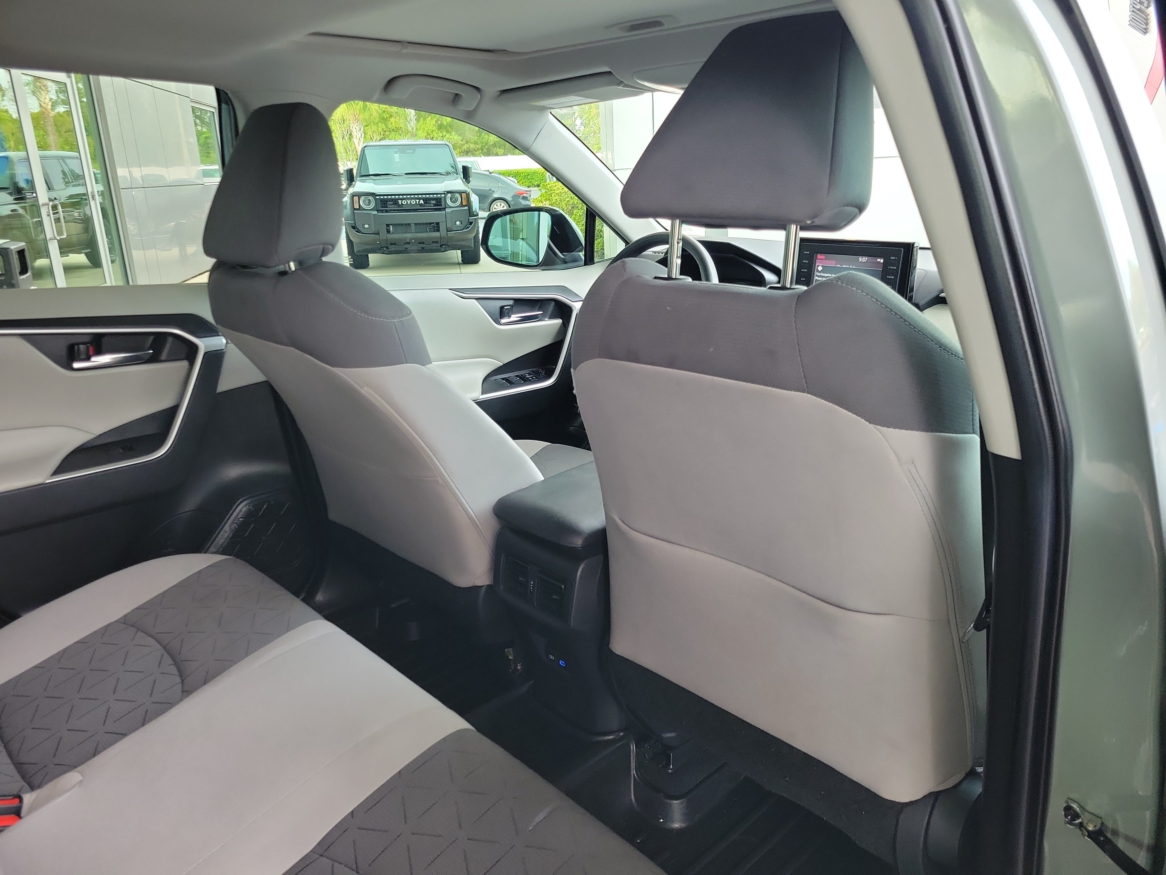 Used 2022 Toyota RAV4 XLE w/ Convenience Package FWD image 30
