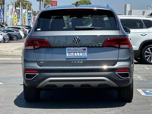 Used 2023 Volkswagen Taos SE w/ Panoramic Sunroof Package FWD image 5