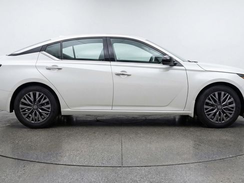 Used 2025 Nissan Altima 2.5 SV FWD image 11