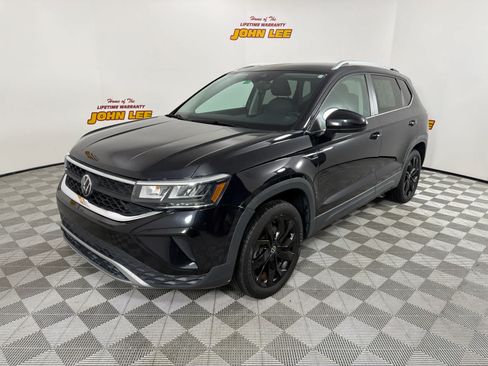 Used 2022 Volkswagen Taos SE FWD image 1