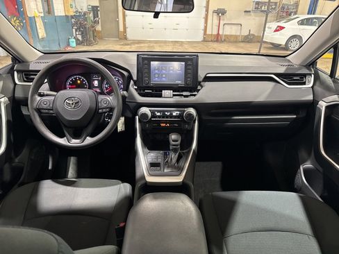 Used 2020 Toyota RAV4 LE image 31
