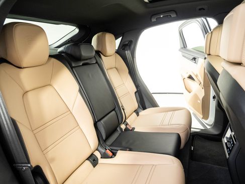 Certified 2026 Porsche Cayenne E-Hybrid Coupe AWD/4WD image 23