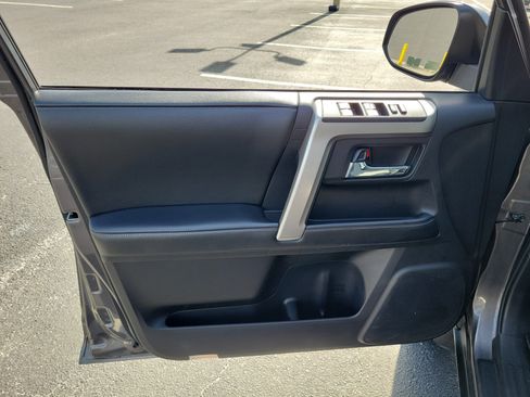 Used 2014 Toyota 4Runner SR5 AWD/4WD image 20