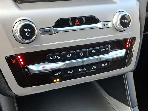 Used 2023 Ford Explorer XLT image 17