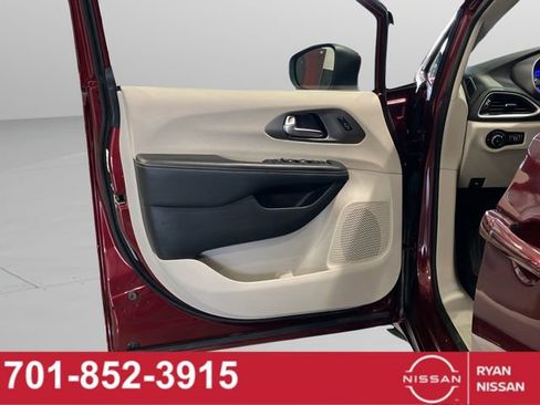 Used 2023 Chrysler Pacifica Touring-L FWD image 23