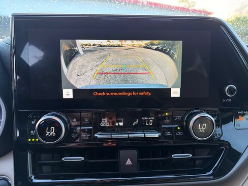 Used 2023 Toyota Highlander Limited FWD image 28