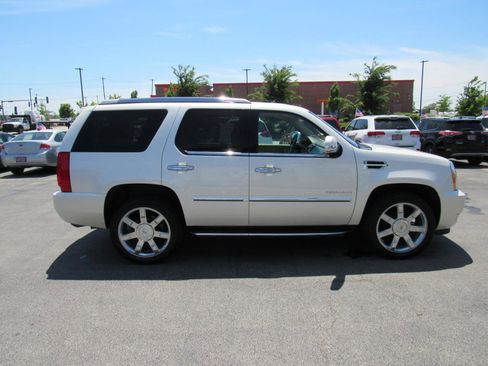 Used 2010 Cadillac Escalade Luxury AWD/4WD image 7