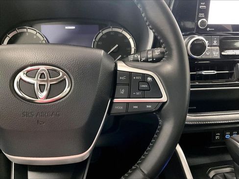 Used 2022 Toyota Highlander XLE AWD/4WD image 24