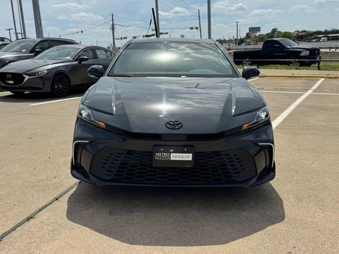 Used 2025 Toyota Camry SE w/ Convenience Package image 2