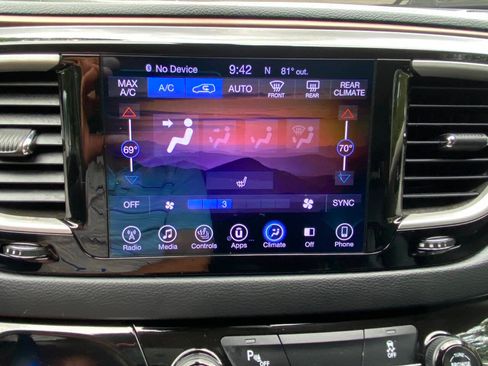 Used 2017 Chrysler Pacifica Touring-L FWD image 33